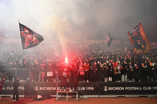 부천FC1995 승격 기념 세리머니에서 헤르메스 홍염을 터트리며 환호