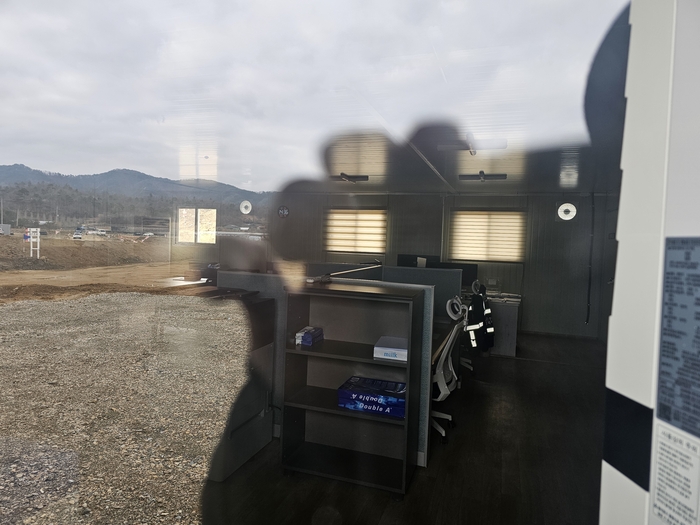 문도 잠기고 불도 꺼진채 텅비어 있는 관리감독관 사무실= 에너지경제 오근수기자