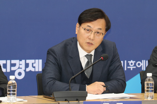 박성진  전북특별자치도 새만금해양수산국 새만금지원수질과장이 '새만금 RE100산단, 기업의 기회와 도전 세미나'에서 발언하고 있다. 사진= 유병욱