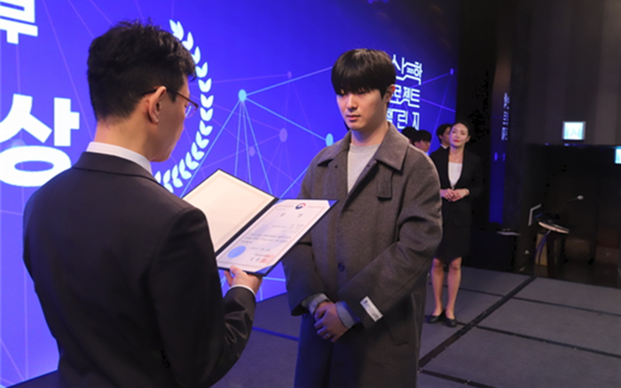 2025 산학 프로젝트 챌린지 시상식에서 Team AutoHYU 김찬우 팀장이 산업부 장관상을 수상하고 있다. (사진=한양대)