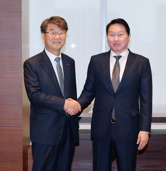 김지형 만난 최태원 “노사 관계는 한솥밥 한식구”