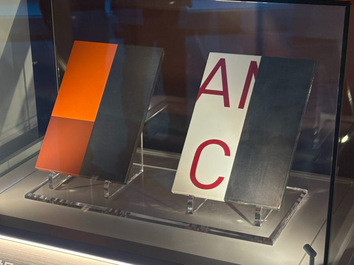 포스코의 선체구조용 고강도 후판(왼쪽)과 C타입 탱크용 후판