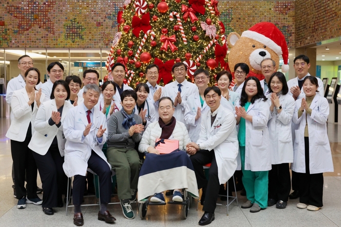 서울아산병원 장기이식센터 폐이식팀 의료진이 300번째 폐이식 환자(앞줄 가운데)의 성공적인 수술과 회복을 축하하고 있다. 사진=서울아산병원