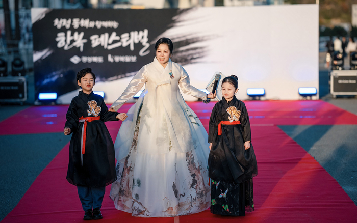 동해의 밤바다와 전통미의 만남… '2025 청정 동해와 함께하는 한복 페스티벌' 성료