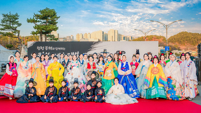 동해의 밤바다와 전통미의 만남… '2025 청정 동해와 함께하는 한복 페스티벌' 성료