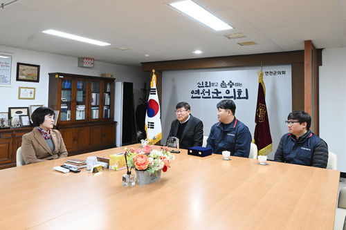 연천군의회 16일 공무직 정년퇴임 공로패 전달