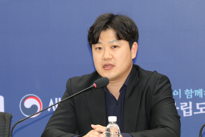 유지원 새만금청 투자유치과장이 '새만금 RE100산단, 기업의 기회와 도전 세미나'에서 발언하고 있다. 사진= 유병욱 기자