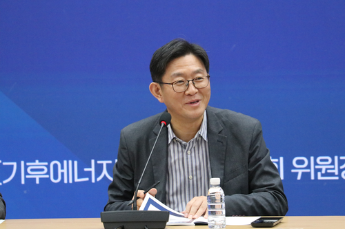 유승훈 서울과학기술대 미래에너지융합학과 교수가 '새만금 RE100산단, 기업의 기회와 도전 세미나'에서 발언하고 있다. 사진= 유병욱 기자