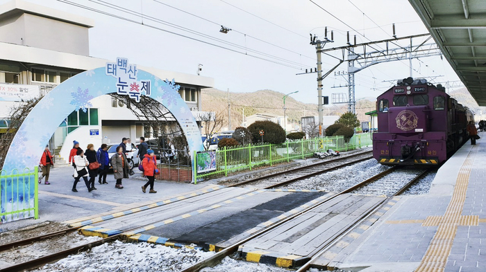 오는 24일 오후 3시 35분 GS샵이 홍익여행사와 손잡고 선보이는 '강원 태백 눈꽃열차' 여행 상품 관련 이미지. 사진=GS리테일
