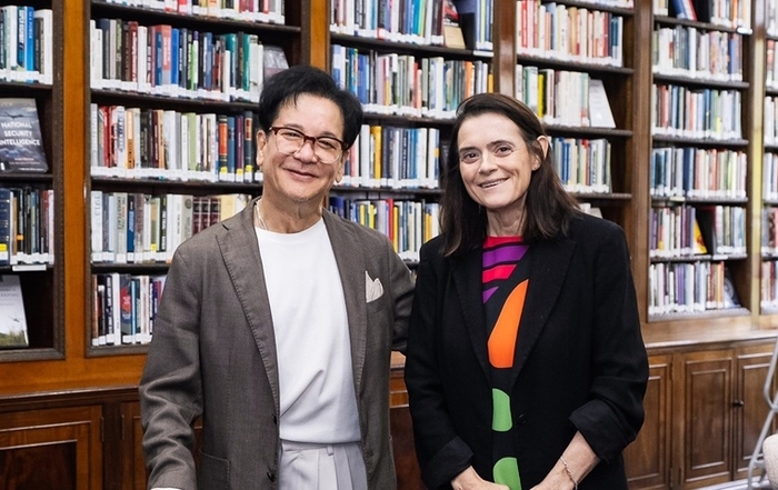 지난 9월 영국 런던을 찾은 이재현 CJ그룹 회장(왼쪽)이 브론웬 매덕스 채텀하우스 소장을 만나 통상 환경 변화와 국제 정세를 논의한 뒤 기념사진을 찍