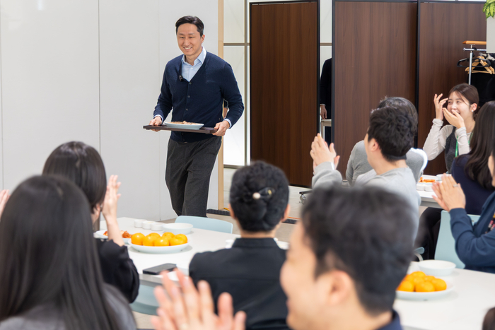'김장 나눔봉사' 현장 깜짝등장 정기선 HD현대 회장