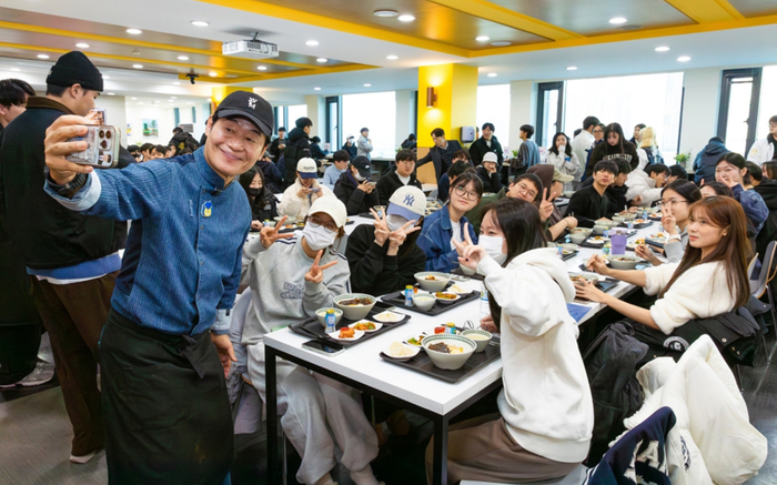 학생들과 사진을 찍고 있는 이연복 셰프