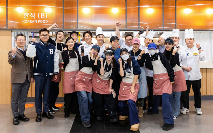 (좌측) 김민수 부총장, 이기정 총장을 비롯한 셰프들과 연예인 봉사단