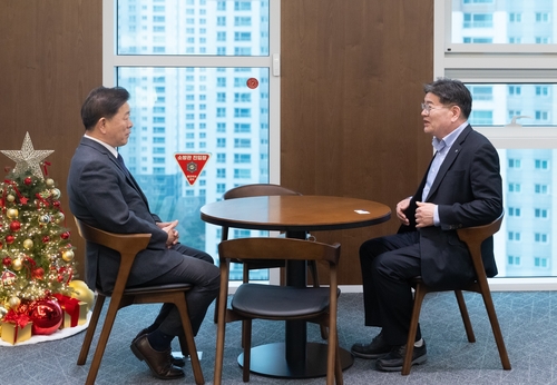 박승원 광명시장(왼쪽) 16일 GH 광교 본사에서 김용진 GH 사장에게 광명시흥3기 신도시-구름산지구 개발 신속 추진 촉구