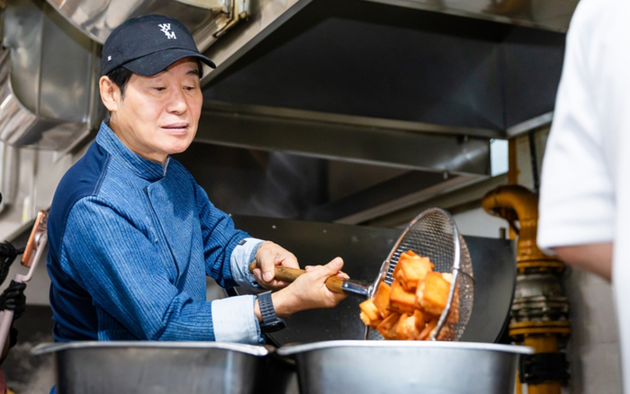 한양대에서 멘보샤를 만들고 있는 이연복 셰프