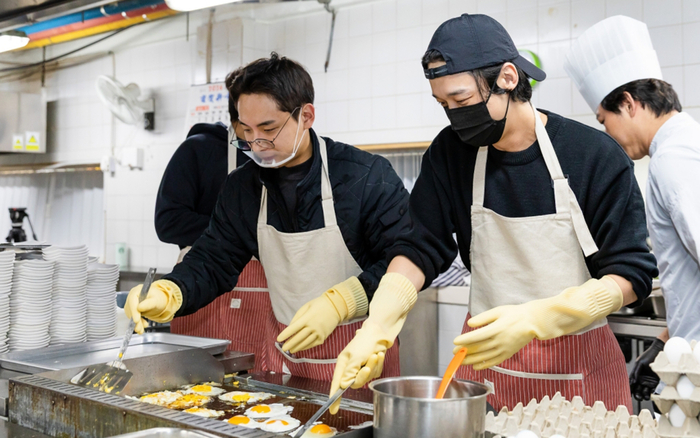 음식 준비를 돕고 있는 연예인 봉사단