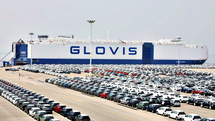 경기 평택항에 정박 중인 현대글로비스의 선박 앞에 선적 대기 중인 차량들이 줄지어 있다. 사진=현대글로비스 제공