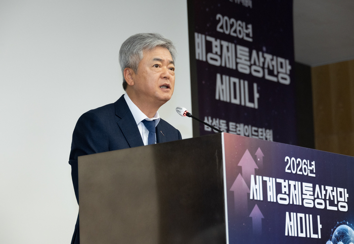 17일 서울 강남구 삼성동 트레이드타워에서 열린 '2026 세계경제통상전망 세미나'에서 이인호 한국무역협회 부회장이 발언하고 있다.