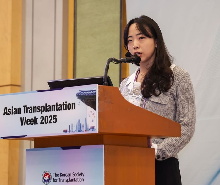 사진2. 김지영 교수가 학회에서 연구 성과를 발표하고 있다