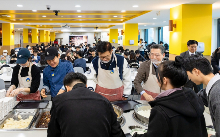 학생들에게 배식을 하고 있는 모습