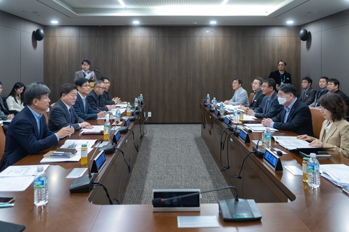 박승원 광명시장(왼쪽 두 번째) 16일 GH 광교 본사에서 김용진 GH 사장(오른쪽 두 번째)에게 광명시흥3기 신도시-구름산지구 개발 신속 추진 촉구