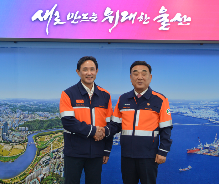 17일 최윤범 고려아연 회장은 울산광역시청에서 김두겸 시장과 회동해 온산-미국 제련소 계획 간 시너지에 대해 설명했다. 사진=고려아연 제공