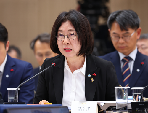 이미선 기상청장이 17일 정부세종컨벤션센터에서 이재명 대통령에게 업무보고를 하고 있다. 연합뉴스