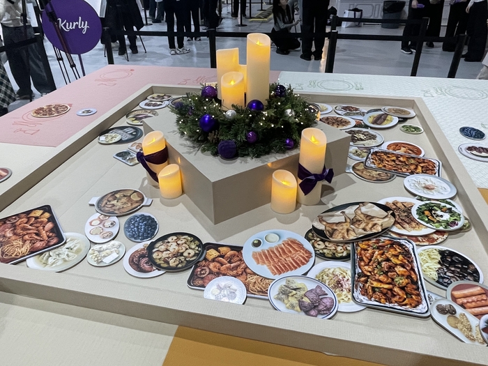 음식 소품을 활용해 성탄절 테이블 차리기를 체험해 볼 수 있는 컬리의 '드림 테이블' 부스. 사진=조하니 기자