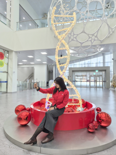 '나선형 구조의 DNA 이중나선'을 모티브한 크리스마스트리