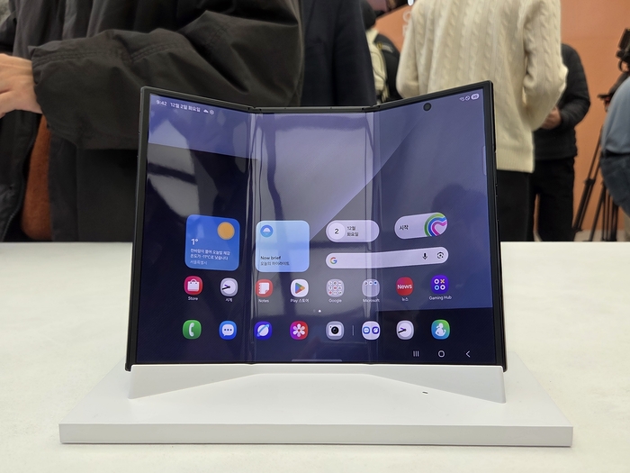 삼성전자 '갤럭시 Z 트라이폴드'가 삼성 강남에 전시돼 있다. 사진 = 김윤호 기자.