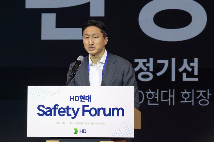 19일 경기도 성남시에 위치한 HD현대 글로벌R&D센터에서 열린 'Safety Forum'에서 정기선 HD현대 회장이 안전의 중요성에 대해 발언하고 있다.