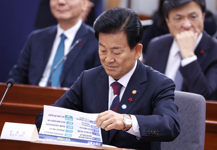 업무보고 자료 살피는 정동영 통일부 장관