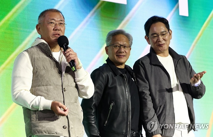 젠슨 황 엔비디아 CEO(가운데)가 이재용 삼성전자 회장(오른쪽), 정의선 현대차그룹 회장과 함께 작년 10월 서울 코엑스에서 열린 '지포스 출시 25주년
