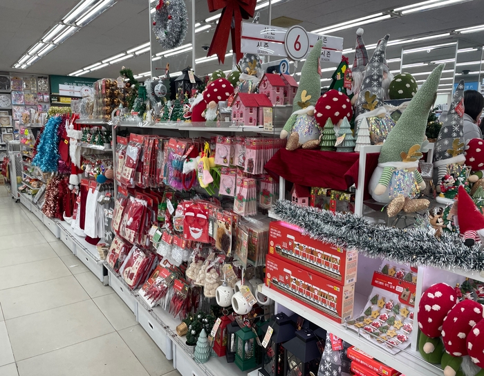 이마트 응암점에서 9분 거리에 위치한 다이소 응암점 내부에 마련된 시즌 상품 매대. 사진=조하니 기자