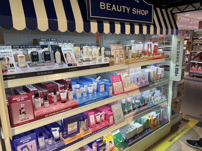 와우샵 매대 한 면을 차지한 이마트의 초저가 4950원 화장품들. 사진=조히니 기자