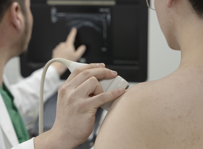 연세사랑병원 어깨상지팀 김철 원장이 초음파로 어깨질환을 검사하고 있다.