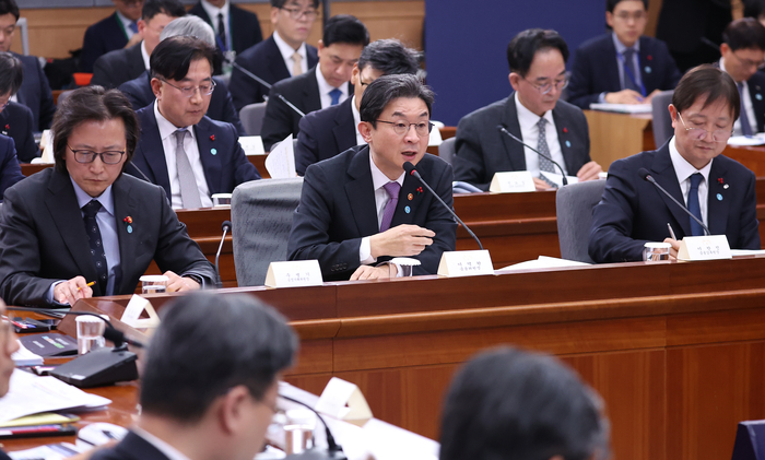 답변하는 이억원 금융위원장