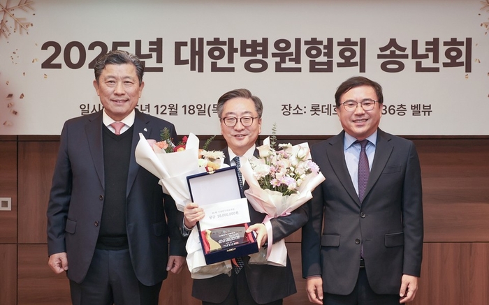 중앙대병원 권정택 병원장(가운데)이 제1회 미래한국의료대상을 받고 있다. 사진=중앙대병원