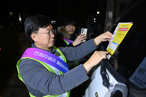 이민근 안산시장 20일 새벽 불법 밤샘주차된 대형차량에 계도문 부착
