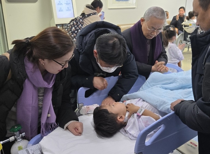 수술직전 글로벌사랑나눔 격려를 받는 모습