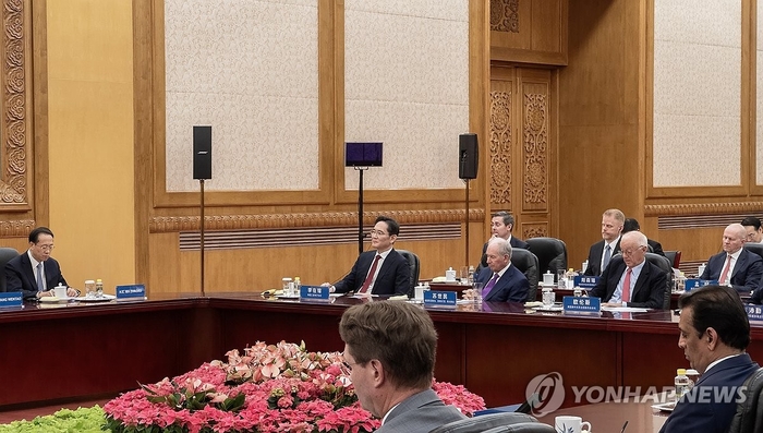 이재용 삼성전자 회장(왼쪽 두 번째)이 지난 3월 중국 베이징 인민대회당에서 열린 시진핑 중국 국가주석과 글로벌 기업 CEO 회동에 참석하고 있다.