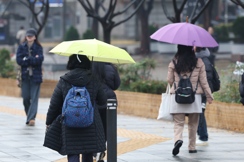 비가 내리는 서울 종로구 광화문네거리에서 우산을 쓴 시민들이 이동하고 있다. 연합뉴스