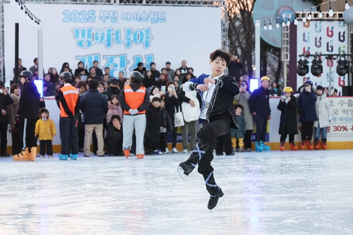 부천시 피겨스케이팅 유망주 이윤호 선수 19일 '빙파니아' 개장식에서 축하 공연 전개