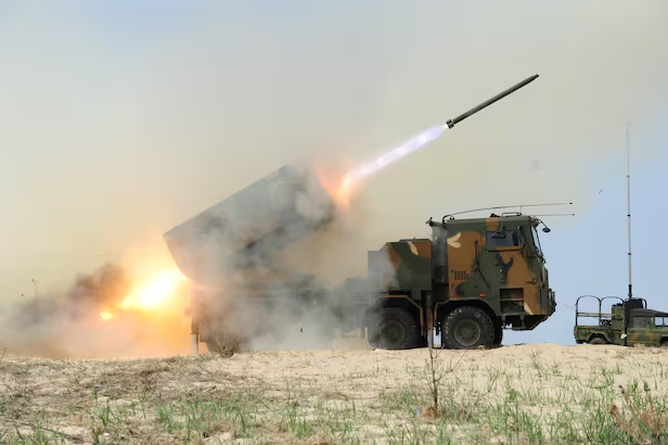 한화에어로스페이스의 다연장 유도 무기 '천무'가 미사일을 발사하는 모습. 사진=한화에어로스페이스 제공