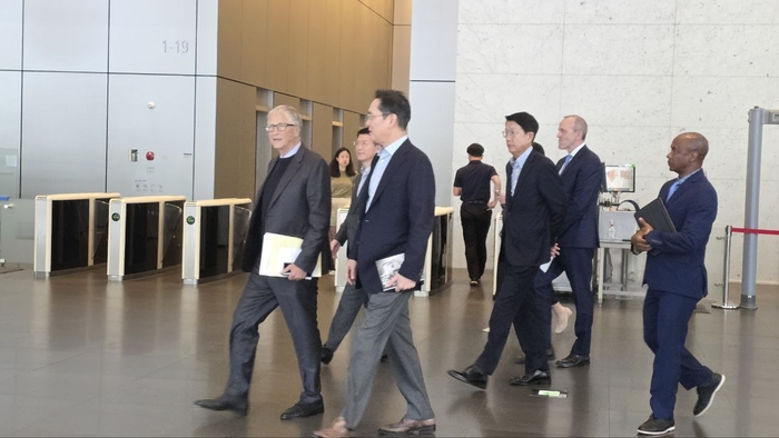 이재용 삼성전자 회장(왼쪽 두 번째)과 빌 게이츠 게이츠재단 이사장(왼쪽 첫 번째)이 지난 8월22일 오찬을 함께하기 위해 삼성전자 서초 사옥으로 들어