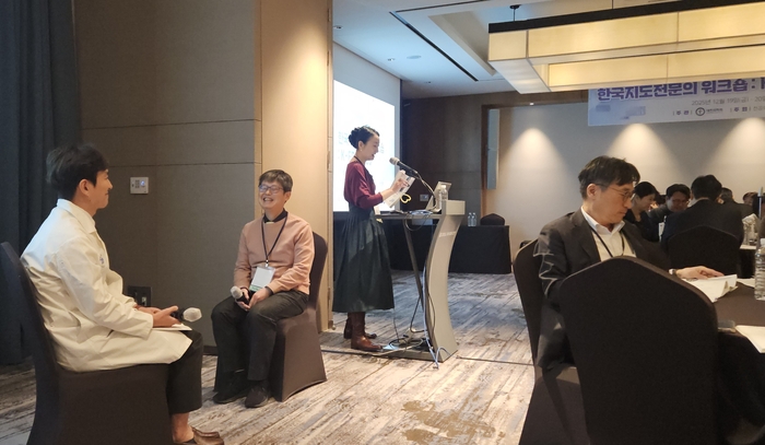 한국 의학교육의 새로운 지평을 연 '한국 지도전문의 워크숍' 참가자들이 수련 중 평가와 피드백을 위한 역할극을 하고 있다. 사진=대한의학회 전공