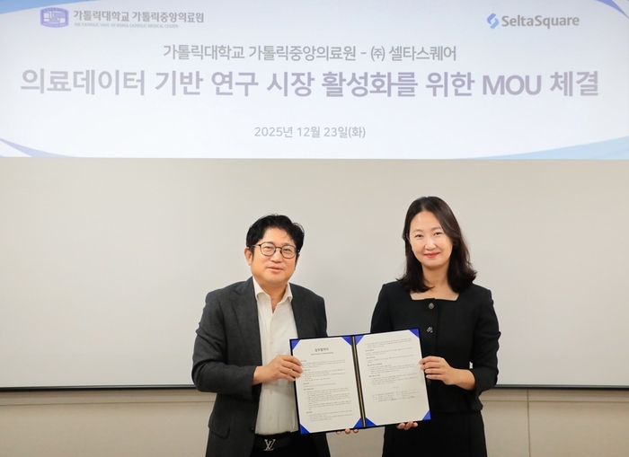 가톨릭중앙의료원과 셀타스퀘어가 의료데이터 기반 연구 활성화를 위한 업무협약을 맺었다. 왼쪽부터 정보융합진흥원 김대진 원장,셀타스퀘어 신민