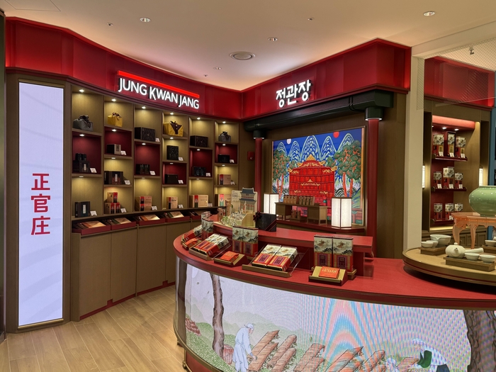 인천국제공항 제2여객터미널 253번 게이트 인근에 위치한 궁궐 콘셉트의 '정관장 프리미엄 헤리티지 스토어' 전경. 사진=신라면세점