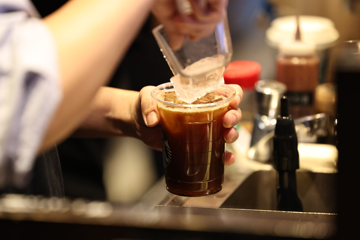 서울 시내의 한 카페에서 일회용 플라스틱 컵에 담겨 판매되는 커피