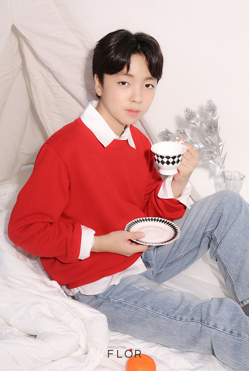 플로르 방송제작사, 2025 겨울 화보 공개… 모델 박서연·박태준이 전하는 여유로운 겨울 감성